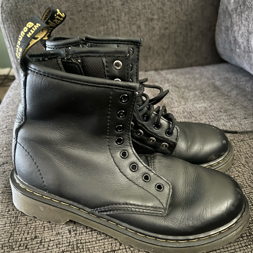Size 3 kids. No longer fits my kid.    One shoe lace missing